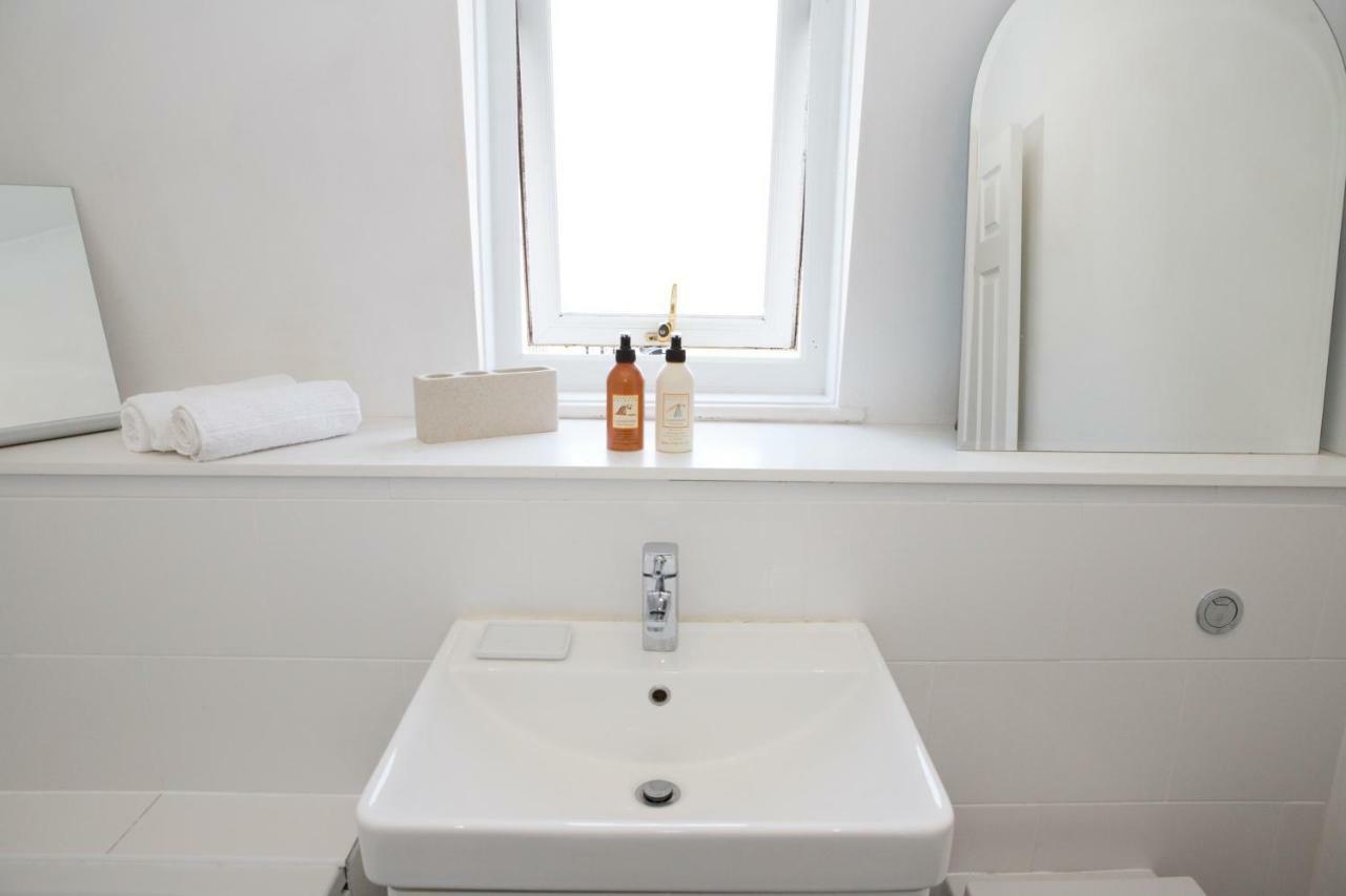 Bright 2 Bedroom Apt - Great Location - Free Parking Bournemouth Esterno foto